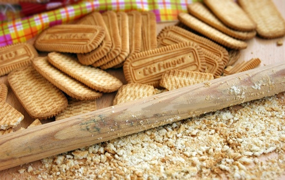 1. Этап. Конфеты с банановой начинкой: 1. Для приготовления конфет нужно обычное (можно самое дешевое) песочное печенье, достаю его из упаковки и скалкой или в блендере измельчаю в крошку.