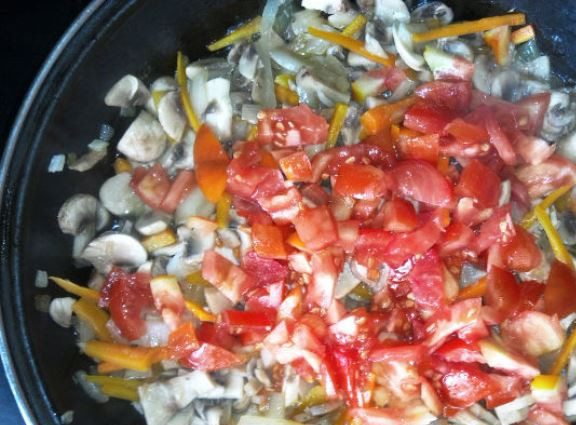 1. Этап. Суп-лапша с грибами: Лук обжарьте до золотистого цвета, добавьте порезанную морковь и грибы, немного протушите и добавьте помидоры.