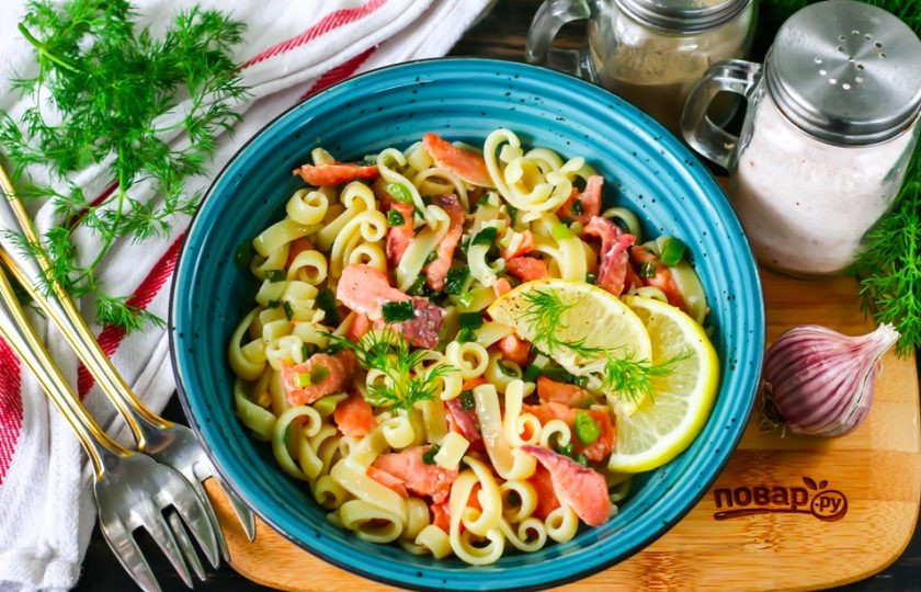 1. Этап. Паста с лососем: Выложите пасту с лососем на тарелки и подайте с ломтиками лимона, свежей зеленью. Приятного аппетита!