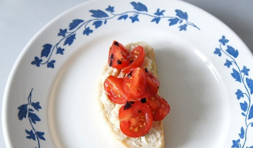 1. Этап. Ассорти брускетт: На кусочки хлеба с треугольничками 