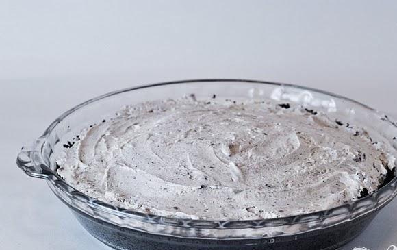 1. Этап. Пирог из крекеров и мороженого: 5. Заполнить охлажденный пирог размягченным мороженым и заморозить в течение 20-30 минут.