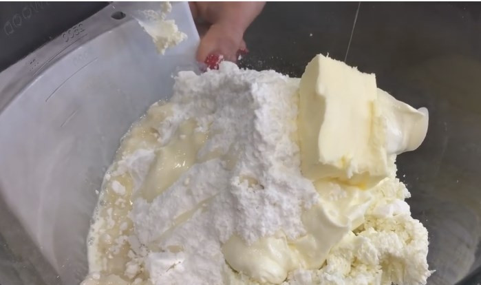 1. Этап. Творожная паска без выпечки с желатином: 3. В творог добавьте сметану, сахарную пудру, сливки, сливочное масло и щепотку соли, перемешайте миксером или ложкой до однородного состояния. В конце добавьте ванилин или ванильную эссенцию.