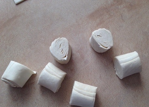 1. Этап. Чебуреки из слоеного теста: Нарезаем рулончик на 6-7 шайбочек. Такие же манипуляции проводим и с оставшимся тестом.