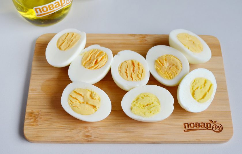 1. Этап. Пасхальные мордашки: 3. Вареные яйца очистите аккуратно и порежьте на половинки.