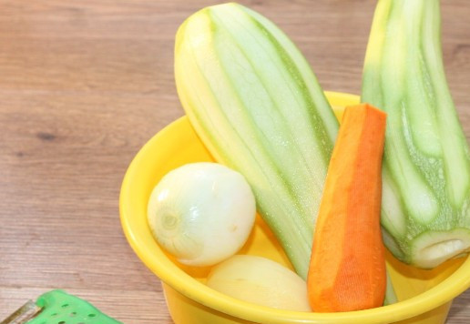 1. Этап. Куриные котлеты на кабачковой подушке: 3. Овощи промываем, обсушиваем бумажным полотенцем и очищаем. Нарезаем мелко лук и обжариваем на разогретом растительном масле (2 ст. л.), минуты 3.