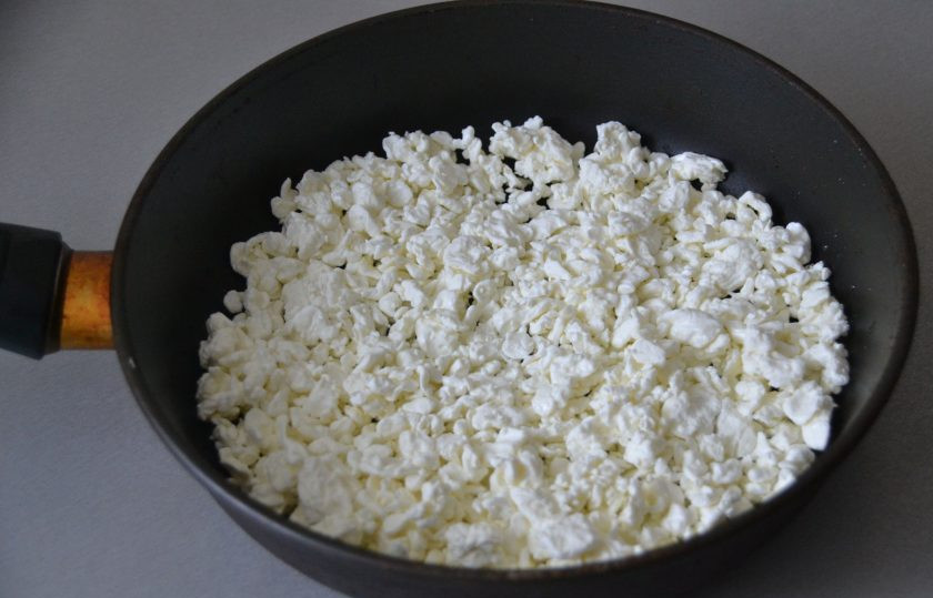 1. Этап. Жареный творог: Выложите творог в разогретую сковороду. В этот момент начинает выделяться много жидкости. Нагревайте при помешивании до испарения выделившейся жидкости.