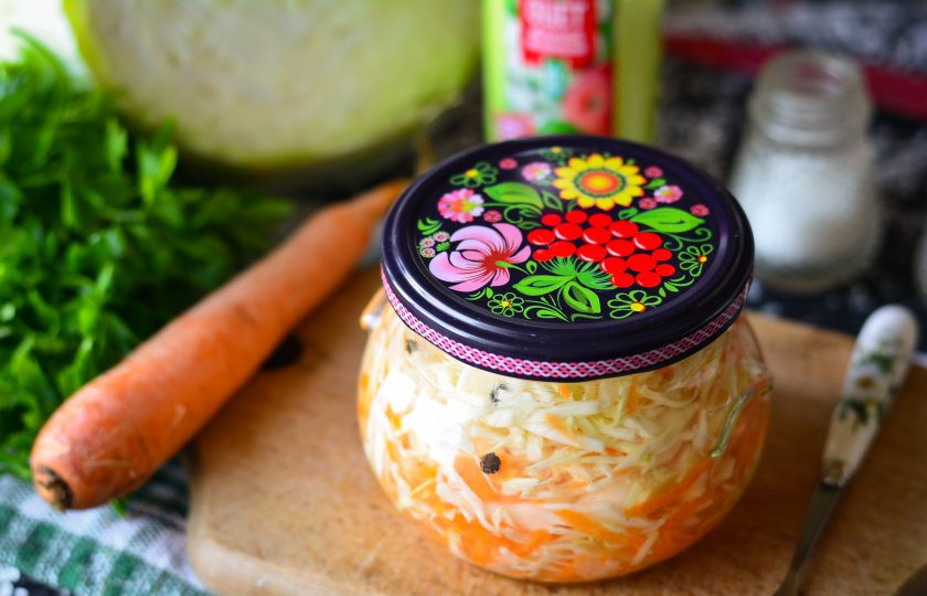 1. Этап. Капуста с морковью на зиму: Закатайте банки крышками и храните в прохладном месте до зимы. Выход - 2 банки, объемом по 400 грамм. Приятного вам аппетита!