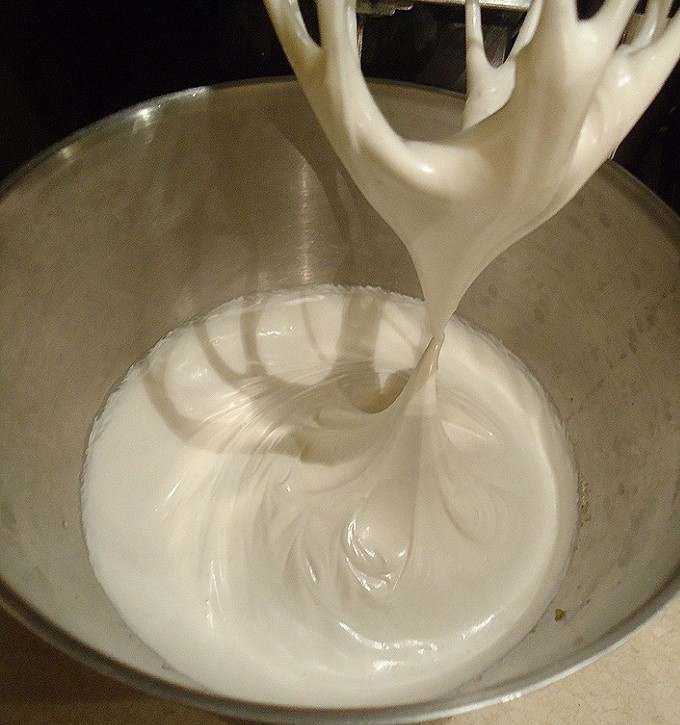 1. Этап. Безе для торта: Белки получаются густыми и стойкими.