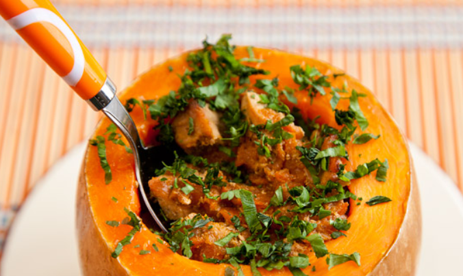 1. Этап. Тыква, фаршированная мясом: Тыква подается на стол целиком, а едят ее ложками, ведь будет попадаться еще и нежная мякоть самой тыквы. Перед подачей на стол присыпьте блюдо измельченной зеленью. Приятного аппетита!