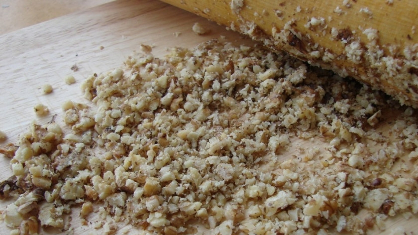 1. Этап. Печенье Розочки с орехами: 1. Орехи поджарим на сухой сковороде, а затем несколько остудим. Смешаем с сахаром и корицей, растолчем в ступе или при помощи скалки.