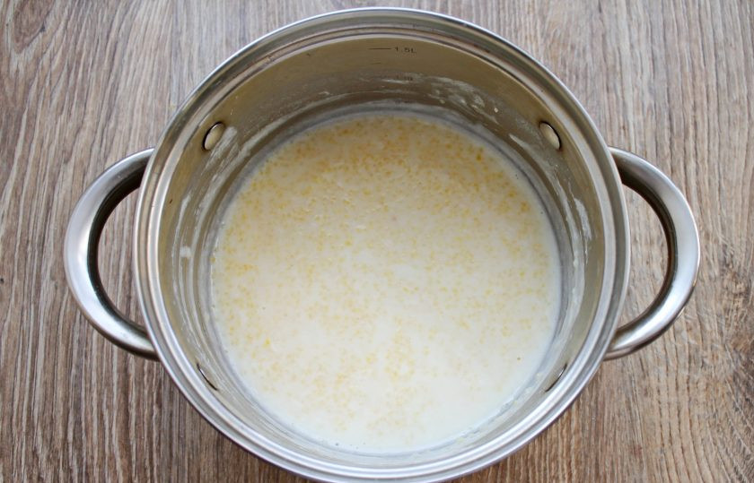 1. Этап. Кукурузная каша с черносливом: Варите поле закипания еще 20 минут на медленном огне.