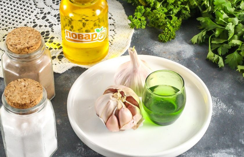 1. Этап. Чесночный соус с уксусом: Подготовьте указанные ингредиенты. Масло используйте без аромата, чеснок придаст аромат соусу.