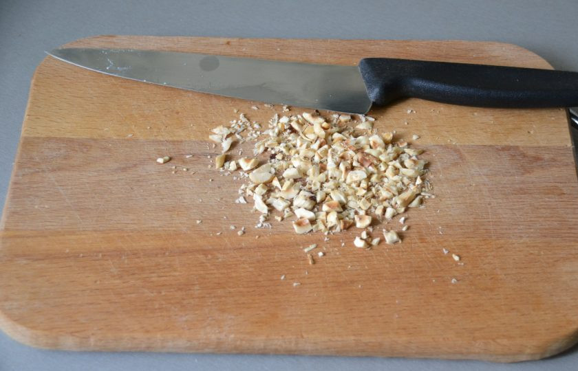 1. Этап. Яблоки в платочках: Измельчите орехи.