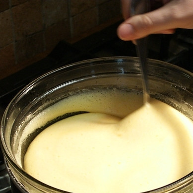 1. Этап. Лимонный керд: Готовим еще 20 минут на водяной бане, регулярно помешивая во избежание пригорания.