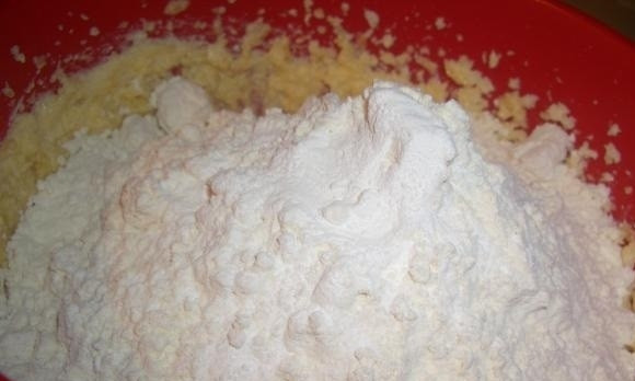 1. Этап. Имбирное печенье со свежим имбирем: 3. Муку просеиваем, соединяем с разрыхлителем и всыпаем к остальной массе, замешиваем тесто.