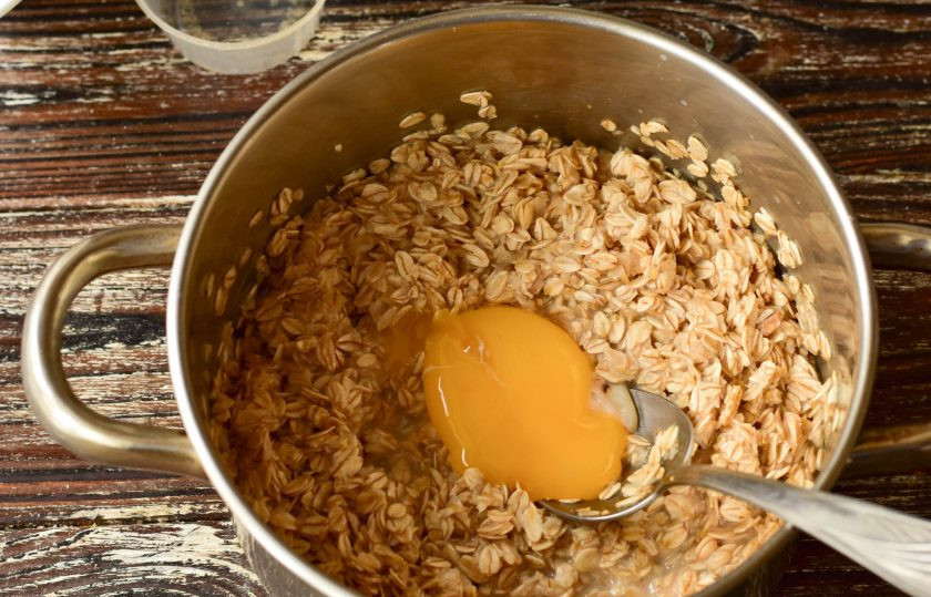 1. Этап. Овсяное суфле: Добавьте к ним яичный желток. Перемешайте.