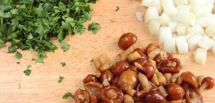 1. Этап. Картофельные зразы с сыром: Зелень промойте и измельчите. Лук почистите и мелко нарежьте вместе с размороженными грибами.