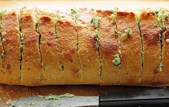 1. Этап. Хлеб с артишоками, сыром и чесноком: 6. Смазать срезы приготовленной начинкой.