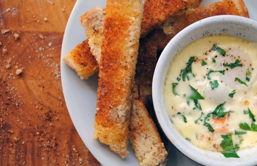 1. Этап. Омлет с семгой в духовке: Смажьте тосты сливочным маслом, посолите, поперчите и разрежьте на одинаковые палочки. Когда омлет с сёмгой в духовке будет готов, сможете макать палочки в желток! Это очень вкусно:)