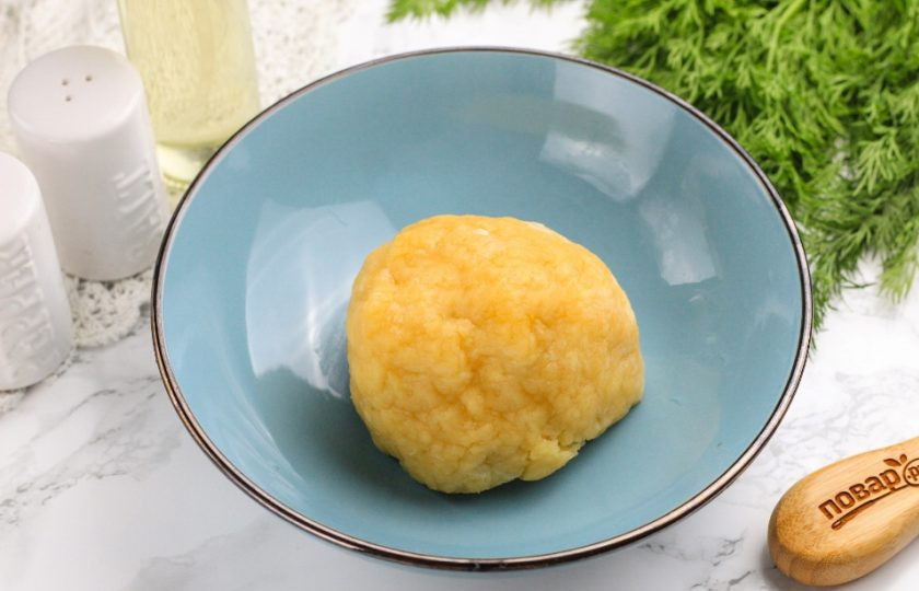 1. Этап. Пирог со свининой: Приготовленное песочное тесто получится сначала рассыпчатым, вымешайте его примерно 4-5 минут и поместите в пакет либо накройте пищевой пленкой. Оставьте на холоде на 15-20 минут для активации клейковины.