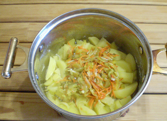 1. Этап. Картошка с солеными огурцами: 7. К полуготовому картофелю добавляем жареные лук и морковь, соленые огурцы. Тушим вместе еще 15 минут.