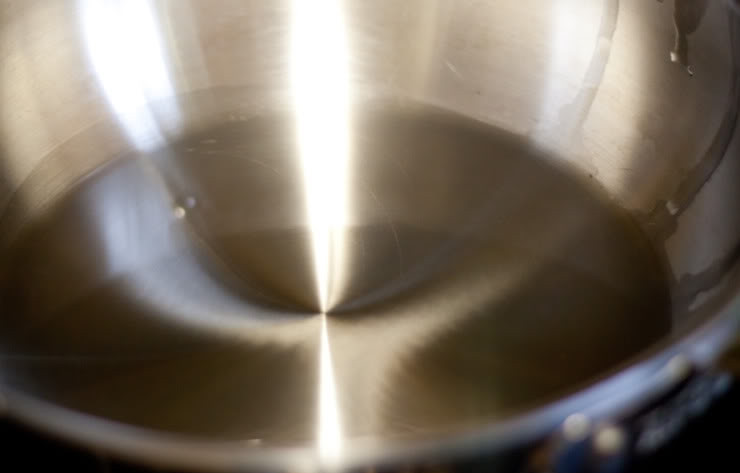 1. Этап. Домашний попкорн: Разогрейте кастрюлю, либо сковороду с большими бортиками. Добавьте масла. Пусть растопится.