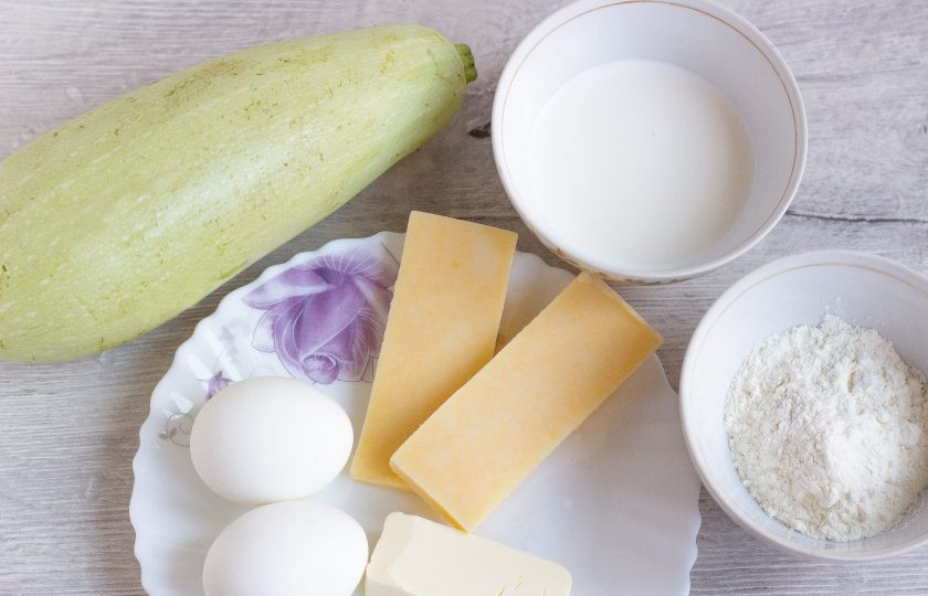 1. Этап. Кабачковое суфле под сырной шапкой: Подготовьте все необходимые ингредиенты, включая соль и перец.