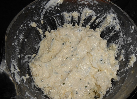 1. Этап. Лазанья с креветками: 9. К тертому сыру (немного твердого или моцареллы нужно оставить) вбить яйцо, добавить соль, перец и свежую зелень. Все тщательно перемешать.