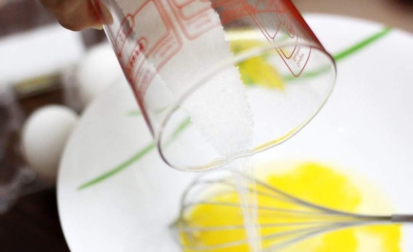 1. Этап. Простой рецепт кекса с какао: 3. Добавьте к яйцам сахар и взбивайте до образования светлой массы.