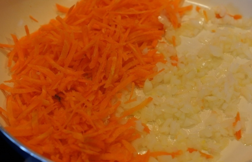 1. Этап. Свекольник горячий с мясом: 3. Очистите лук и морковь, мелко их нарежьте. Морковь можно натереть. Обжариваем лук и морковь на масле, в конце добавляем томатную пасту.