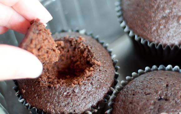 1. Этап. Капкейки со Сникерсом и карамельной глазурью: 2. Чтобы сделать глазурь, взбить сливочное масло миксером на высокой скорости. Добавить сахар и взбить. Взбить с ванильным экстрактом, сахаром и карамельным соусом. Добавить 1 столовую ложку сливок, взбивать на высокой скорости в течение 4 минут. Если необходимо, добавить еще сливки. Сникерсы для украшения разрезать на 4 части. После того, как капкейки остынут, сделать в них небольшое углубление в центре.