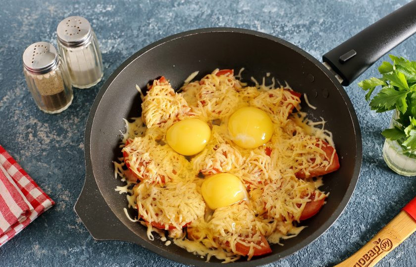 1. Этап. Яичница с бужениной: Затем сверху разбейте яйца. Посолите и поперчите, накройте крышкой и на среднем огне жарьте до желаемой степени готовности яиц.