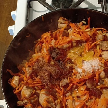 1. Этап. Подлива мясная: Посолить, поперчить - по вкусу, добавить приправу, потомить еще пару минут, помешивая время от времени, чтобы не пригорело.