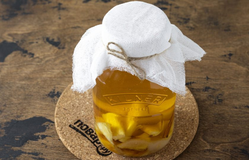 1. Этап. Тепаче: Накройте банку марлей, оставьте на 24 часа.