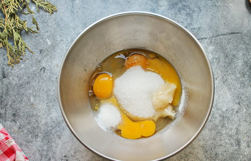 1. Этап. Бисквит с тыквой: В миску разбейте яйца, всыпьте сахар, добавьте ванильный сахар и мед. Взбейте миксером в пышную массу.