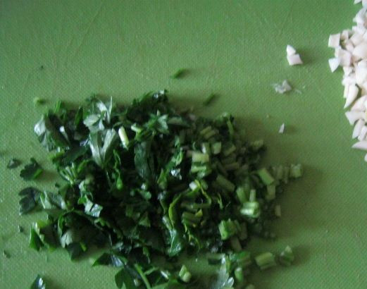 1. Этап. Лагман из говядины по-узбекски: Измельчаем зелень и чеснок.