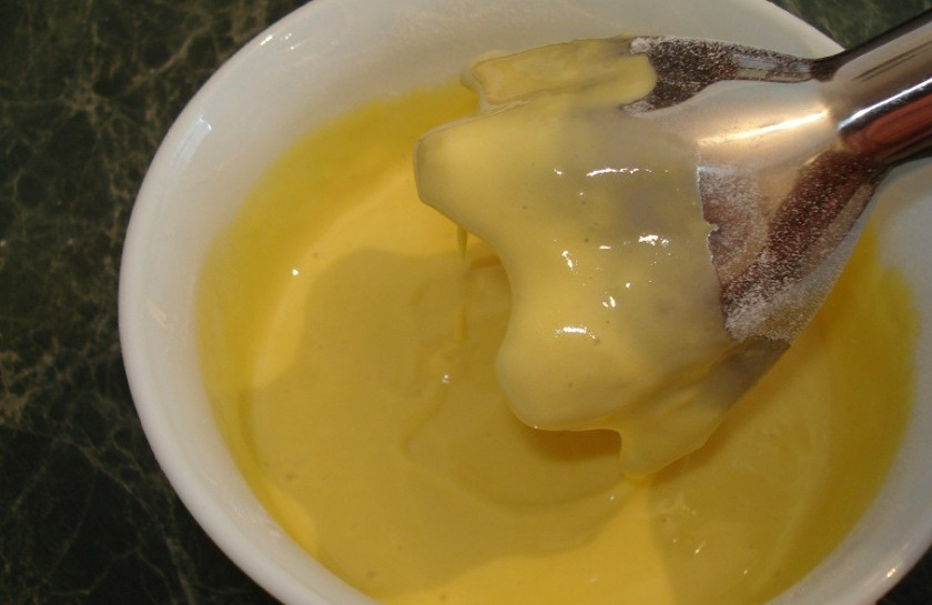 1. Этап. Суп куриный с яйцом: 4. Консистенцию вы можете выбрать по своему вкусу - чем гуще будет тесто, тем жестче и плотнее будут клецки.