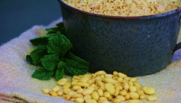 1. Этап. Долма по-азербайджански: 1. Приготовьте рис, мяту и кедровые орешки для начинки. Рис можно использовать и дикий.