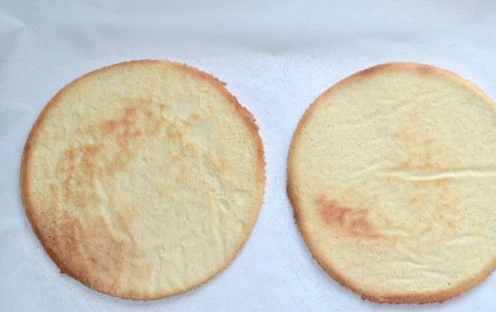 1. Этап. Торт Вера: Выпекайте коржи около 12-15 минут до румяности.