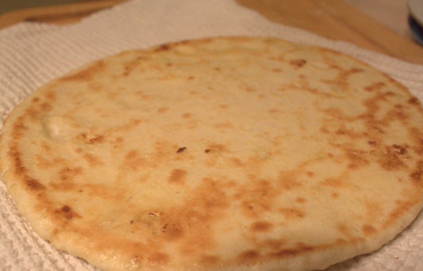 1. Этап. Хачапури по-имеретински: В процессе жарки хачапури по имеретински очень важен момент переворачивания. Если большая сковорода и хачапури - тогда советую воспользоваться полотенцем: со сковороды на него, потом разворачиваем полотенце и обратно на сковороду.