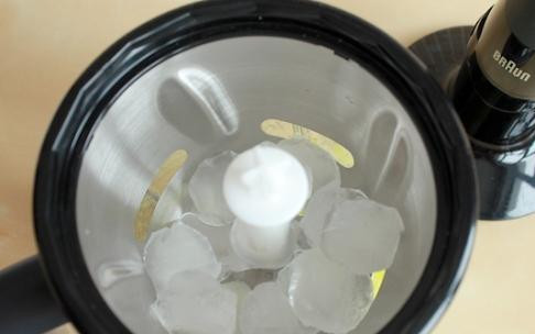 1. Этап. Коктейль из яблока и сельдерея: Вливаем в массу полстакана ледяной воды и сразу же активно взбиваем в блендере. При помощи специальной функции блендера, либо вручную измельчаем кубики льда в стружку и добавляем ее в коктейль.