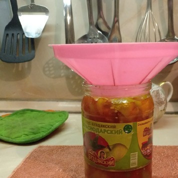 1. Этап. Острое лечо: Затем разложить лечо в заранее простерилизованные банки и закатать.