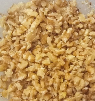 1. Этап. Вкусный и полезный салат: Покрошить орехи. Выложить их в салатницу.