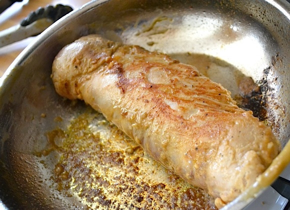 1. Этап. Свиная вырезка с горчицей: 3. Достаньте вырезку из пакета, обмакните от лишнего маринада, положите мясо в сковороду с разогретым оливковым маслом и обжарьте с двух сторон по 5 минут до получения золотистой корочки.