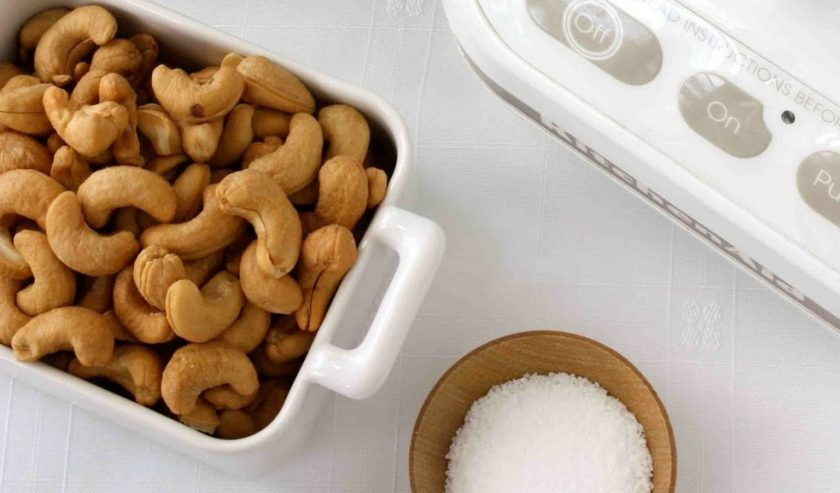 1. Этап. Печенье по-домашнему: 1. Приготовим ореховую пасту. При помощи блендера измельчим орехи вместе с солью и растительным маслом, работайте до получения пастообразной массы.