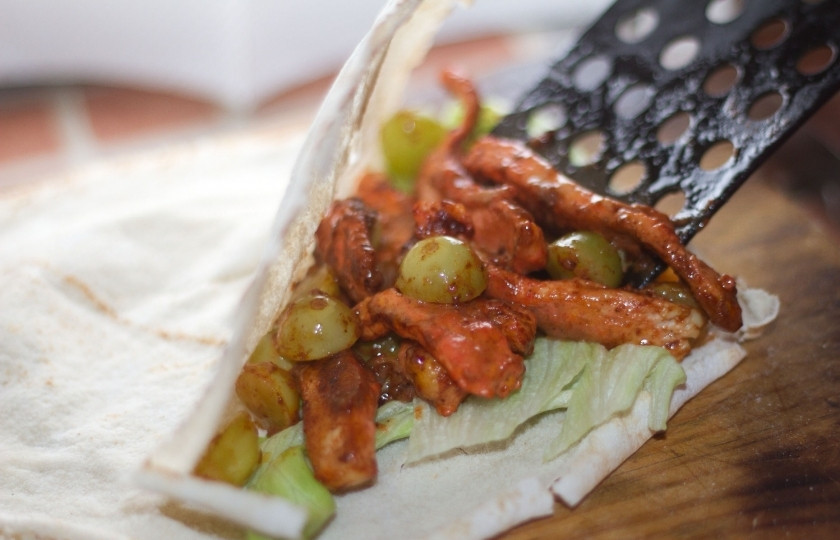 1. Этап. Пита с курицей: Помешайте и тушите до полной готовности курицы. Йогурт должен смешаться с приправой карри. Питу разрежьте. Во внутрь положите листики салата. Затем аккуратно уложите начинку из курицы и винограда. Ваша пита с курицей готова!