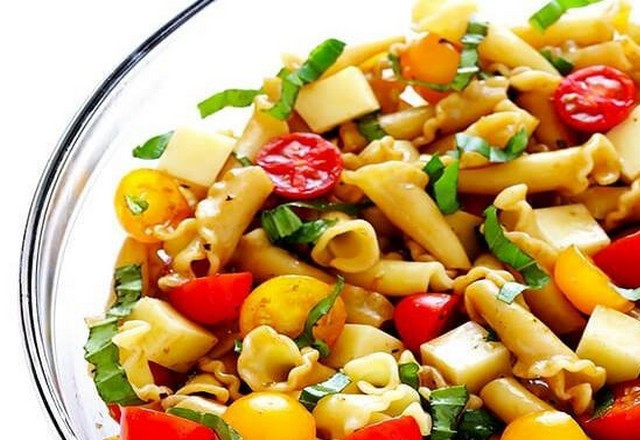 1. Этап. Макаронный салат Капрезе: 4. Подайте макаронный салат сразу или храните в холодильнике в герметичном контейнере до 3-х дней. Приятного аппетита!