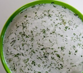 1. Этап. Маринованный перец без закатки: 5. В холодную воду положить сахар, соль, добавить уксус, чеснок, немного зелени.