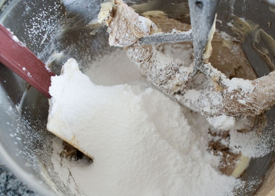 1. Этап. Бисквитный торт с шоколадом: 15. Всыпьте сахарную пудру и добавьте для аромата ванильную эссенцию.