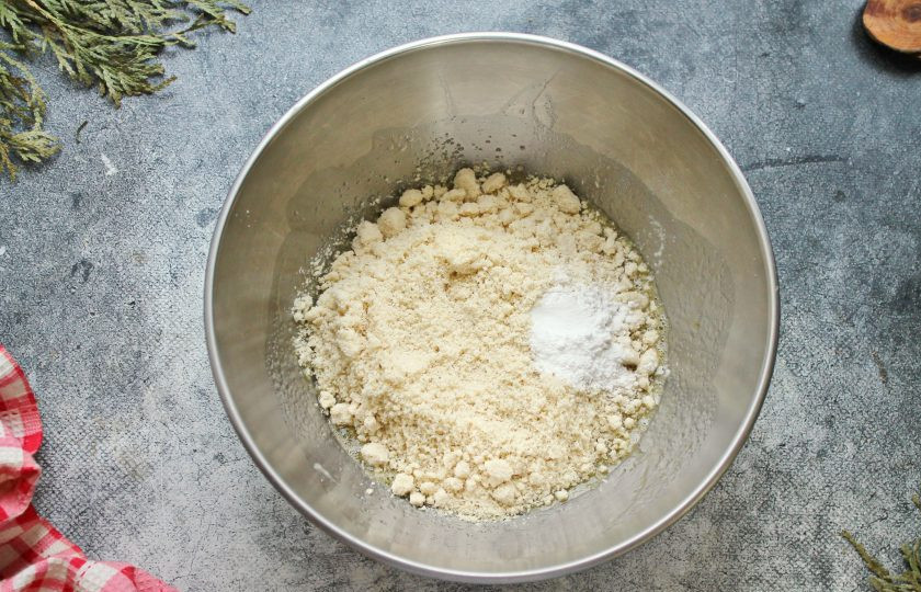 1. Этап. Маффины из миндальной муки: Всыпьте в миску миндальную муку, щепотку соли и соду. Все хорошо перемешайте, чтобы не было комочков.